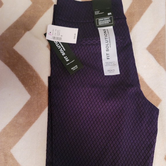 Beautiful, a must-see. Purple pants with a thin line of black. Fake pockets... - Picture 3 of 4